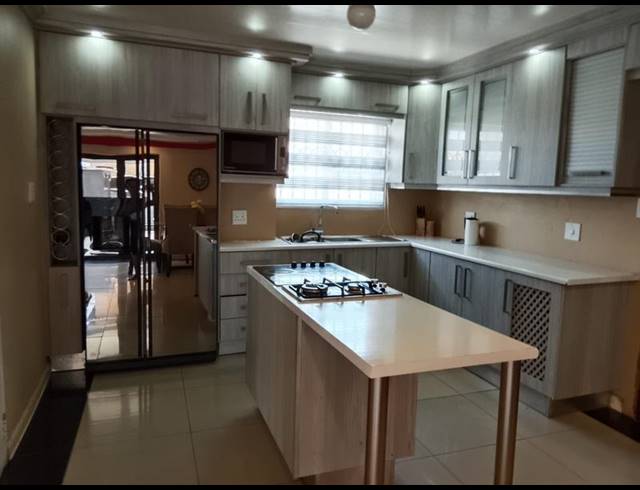 4 BEDROOM HOUSE FOR SALE IN ROSSLYN